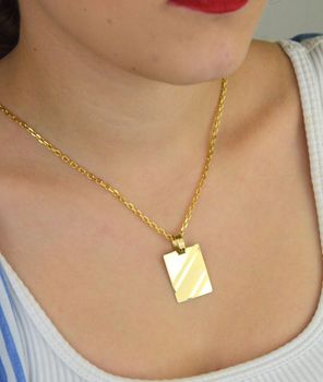 Zawieszka złota próba 585 DIA-ZAW-13753-585 – prostokątna blaszka z satynowym wzorem i gładką powierzchnią do graweru. Wymiary 3,2 cm x 2,0 cm, waga 3,04 g. Idealna na prezent (2).JPG