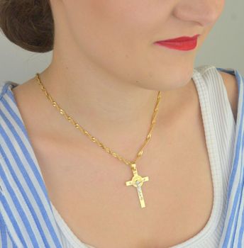 Zawieszka złota DIA-ZAW-13755-585 – krzyż św. Benedykta zdobiony białym złotem. Wymiary 4,2 cm x 2,4 cm, waga 2,09 g. Elegancka i symboliczna biżuteria religijna, idealna na prezent (2).JPG