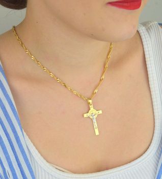 Zawieszka złota DIA-ZAW-13755-585 – krzyż św. Benedykta zdobiony białym złotem. Wymiary 4,2 cm x 2,4 cm, waga 2,09 g. Elegancka i symboliczna biżuteria religijna, idealna na prezent (3).JPG