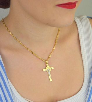 Zawieszka złota DIA-ZAW-13755-585 – krzyż św. Benedykta zdobiony białym złotem. Wymiary 4,2 cm x 2,4 cm, waga 2,09 g. Elegancka i symboliczna biżuteria religijna, idealna na prezent (4).JPG