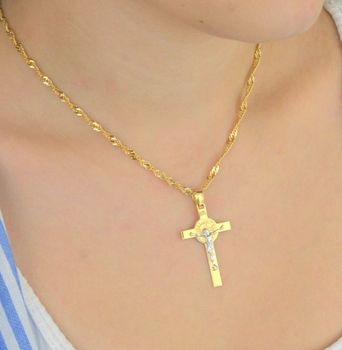 Zawieszka złota DIA-ZAW-13755-585 – krzyż św. Benedykta zdobiony białym złotem. Wymiary 4,2 cm x 2,4 cm, waga 2,09 g. Elegancka i symboliczna biżuteria religijna, idealna na prezent (5).JPG