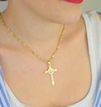 Zawieszka złota DIA-ZAW-13755-585 – krzyż św. Benedykta zdobiony białym złotem. Wymiary 4,2 cm x 2,4 cm, waga 2,09 g. Elegancka i symboliczna biżuteria religijna, idealna na prezent (6).JPG