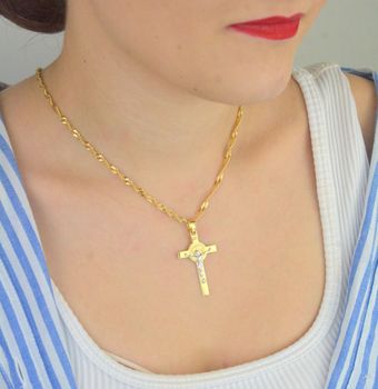 Zawieszka złota DIA-ZAW-13755-585 – krzyż św. Benedykta zdobiony białym złotem. Wymiary 4,2 cm x 2,4 cm, waga 2,09 g. Elegancka i symboliczna biżuteria religijna, idealna na prezent (7).JPG