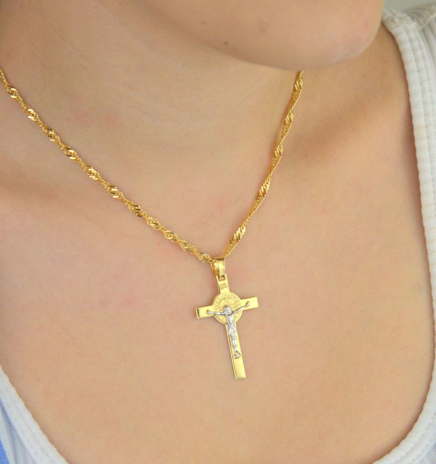 Zawieszka złota DIA-ZAW-13755-585 – krzyż św. Benedykta zdobiony białym złotem. Wymiary 4,2 cm x 2,4 cm, waga 2,09 g. Elegancka i symboliczna biżuteria religijna, idealna na prezent.1.jpg