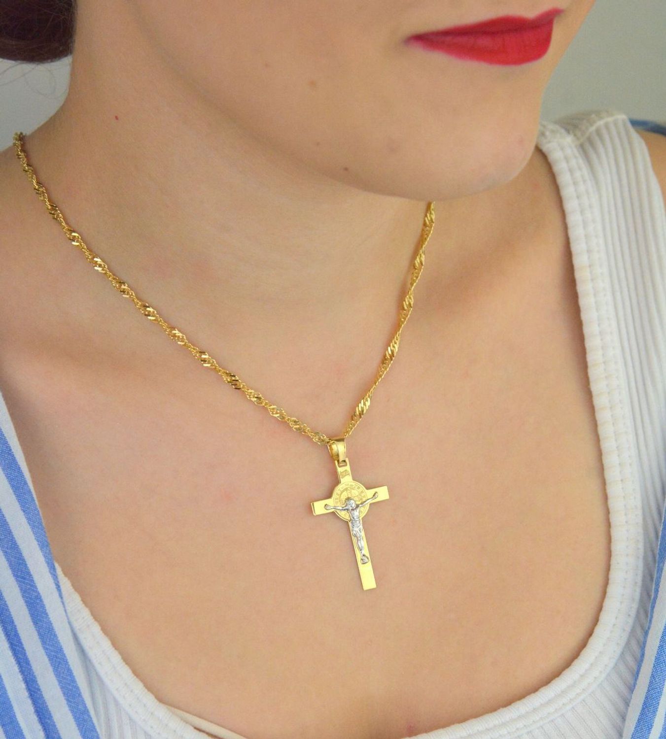 Zawieszka złota DIA-ZAW-13755-585 – krzyż św. Benedykta zdobiony białym złotem. Wymiary 4,2 cm x 2,4 cm, waga 2,09 g. Elegancka i symboliczna biżuteria religijna, idealna na prezent.1.jpg