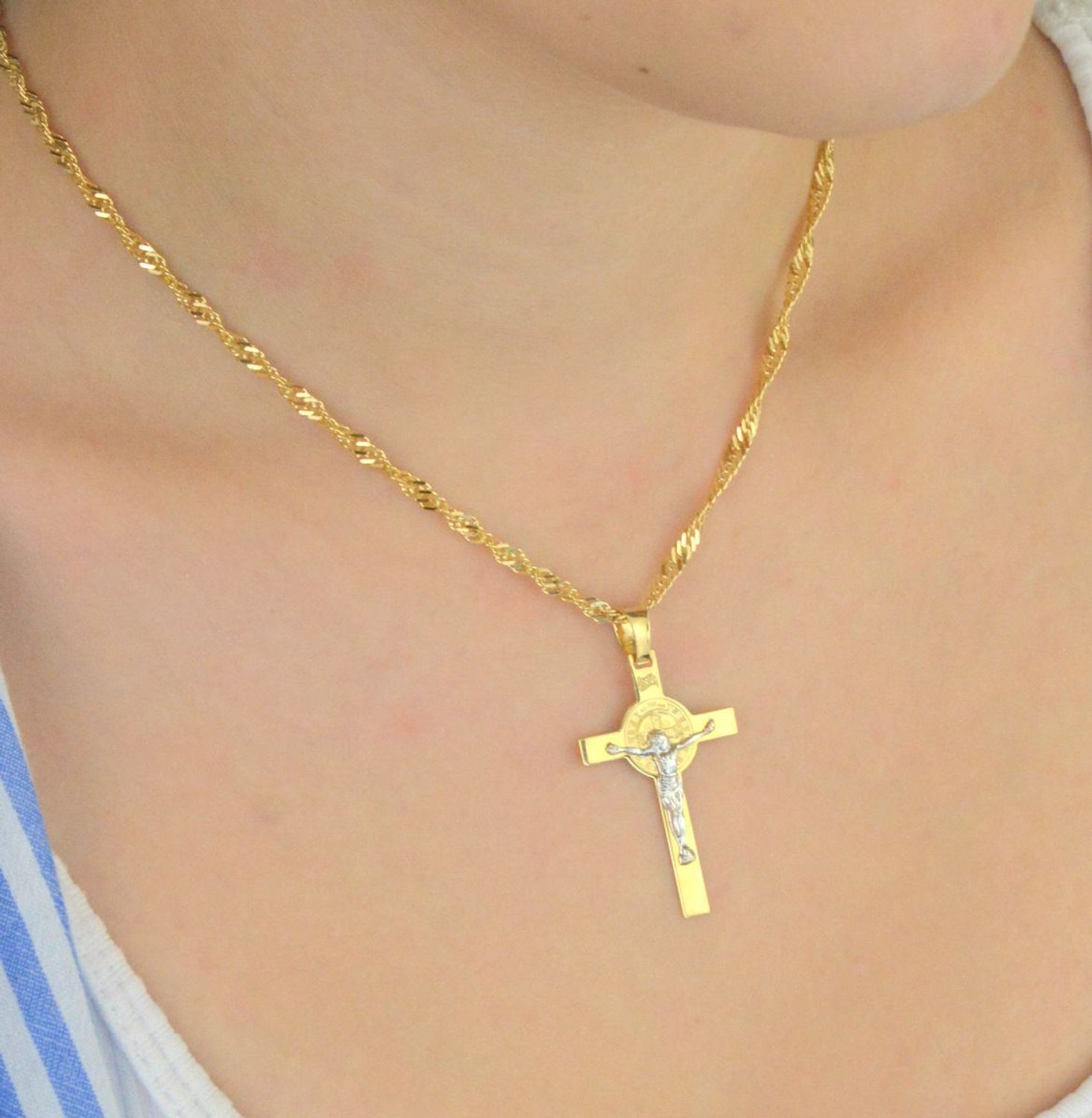 Zawieszka złota DIA-ZAW-13755-585 – krzyż św. Benedykta zdobiony białym złotem. Wymiary 4,2 cm x 2,4 cm, waga 2,09 g. Elegancka i symboliczna biżuteria religijna, idealna na prezent.1.jpg