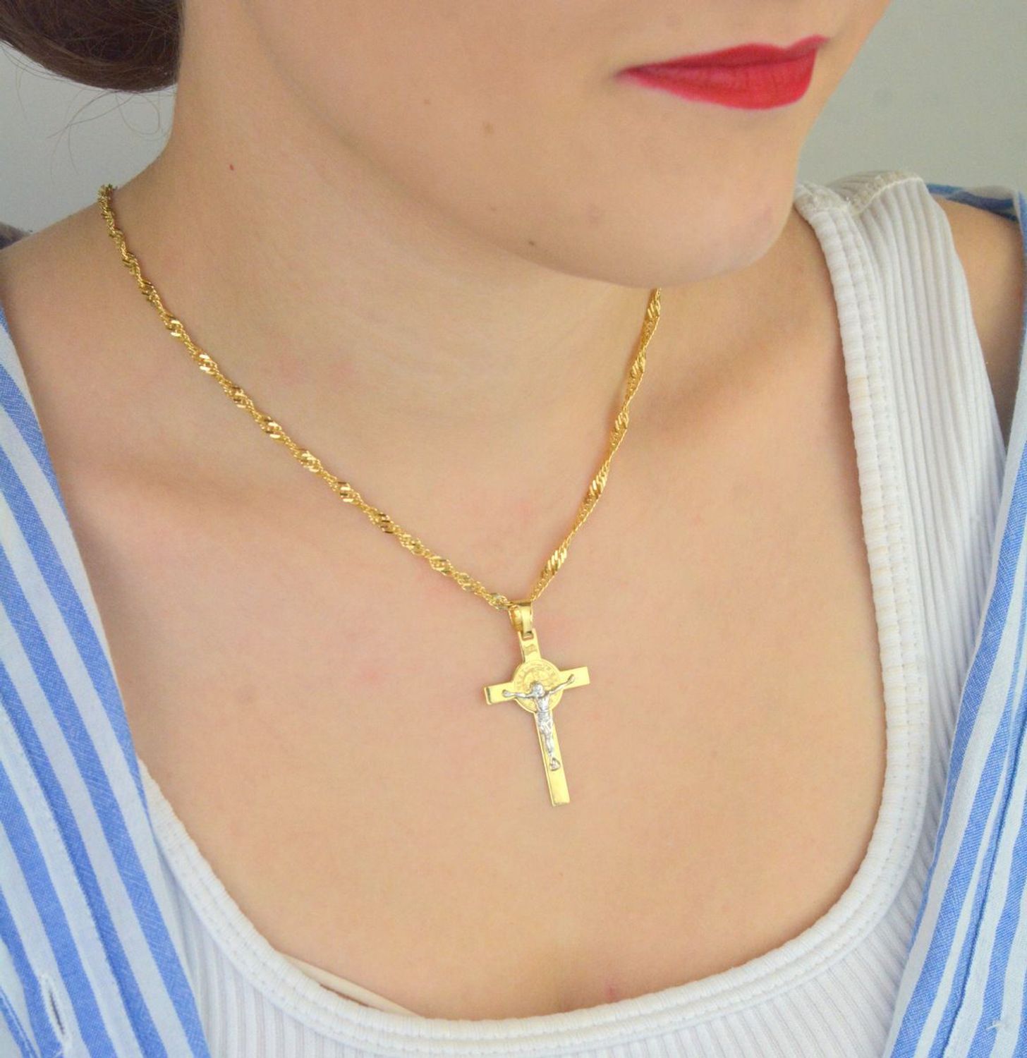 Zawieszka złota DIA-ZAW-13755-585 – krzyż św. Benedykta zdobiony białym złotem. Wymiary 4,2 cm x 2,4 cm, waga 2,09 g. Elegancka i symboliczna biżuteria religijna, idealna na prezent.1.jpg