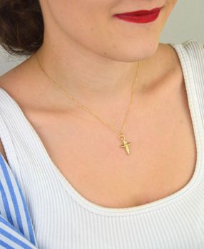 Zawieszka złota DIA-ZAW-13756-585 – mały krzyżyk z wizerunkiem Jezusa. Wymiary 2,3 cm x 1,1 cm, waga 0,79 g. Subtelna i elegancka biżuteria religijna, idealna na prezent (2).JPG