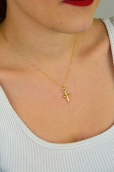 Zawieszka złota DIA-ZAW-13756-585 – mały krzyżyk z wizerunkiem Jezusa. Wymiary 2,3 cm x 1,1 cm, waga 0,79 g. Subtelna i elegancka biżuteria religijna, idealna na prezent (4).JPG