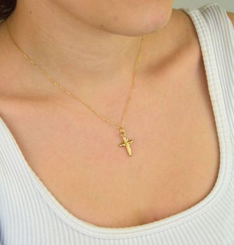 Zawieszka złota DIA-ZAW-13756-585 – mały krzyżyk z wizerunkiem Jezusa. Wymiary 2,3 cm x 1,1 cm, waga 0,79 g. Subtelna i elegancka biżuteria religijna, idealna na prezent (5).JPG