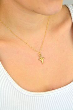 Zawieszka złota DIA-ZAW-13756-585 – mały krzyżyk z wizerunkiem Jezusa. Wymiary 2,3 cm x 1,1 cm, waga 0,79 g. Subtelna i elegancka biżuteria religijna, idealna na prezent (6).JPG