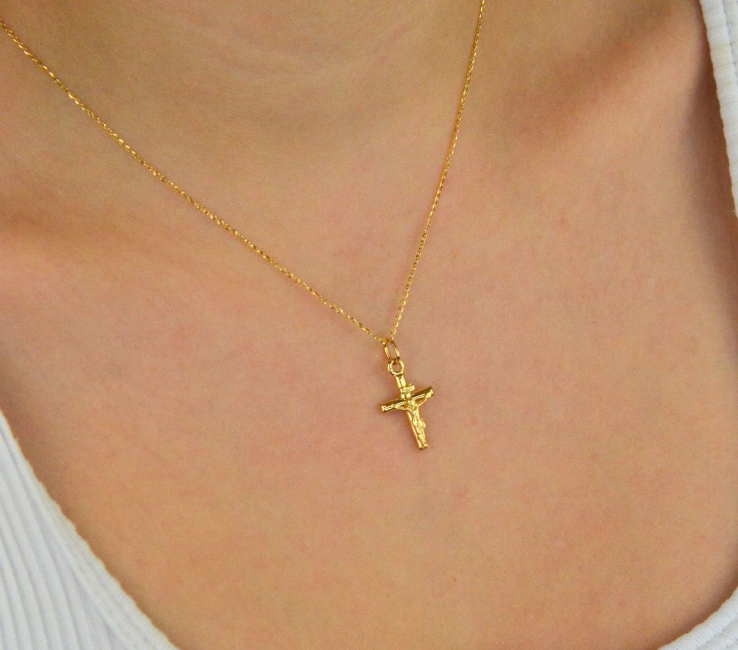 Zawieszka złota DIA-ZAW-13756-585 – mały krzyżyk z wizerunkiem Jezusa Au 585.jpg