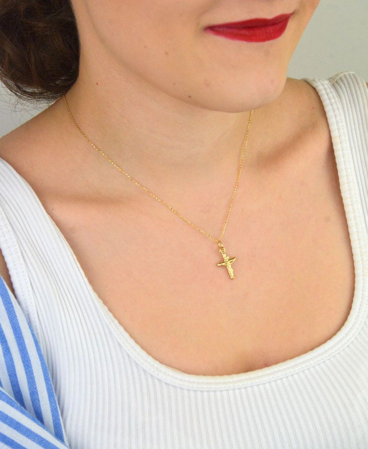 Zawieszka złota DIA-ZAW-13756-585 – mały krzyżyk z wizerunkiem Jezusa Au 585.jpg