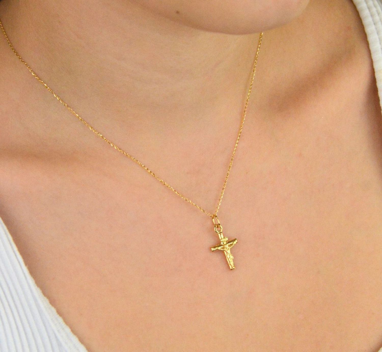Zawieszka złota DIA-ZAW-13756-585 – mały krzyżyk z wizerunkiem Jezusa Au 585.jpg