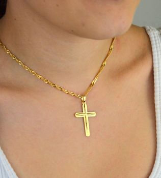 Zawieszka złota DIA-ZAW-13757-585 – krzyż zdobiony wzorem. Wymiary 4,0 cm x 2,2 cm, waga 2,06 g. Elegancka i dekoracyjna biżuteria religijna, idealna na prezent (2).JPG