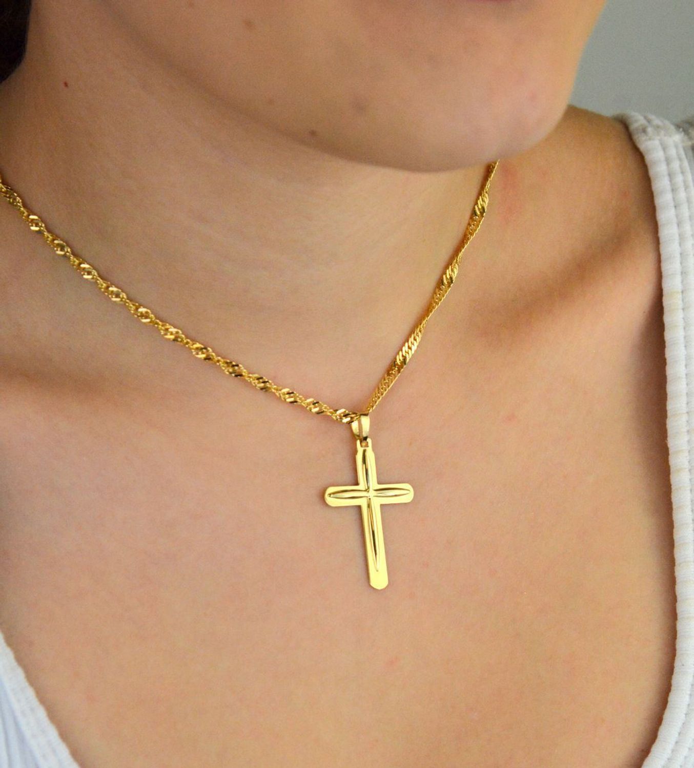 Zawieszka złota DIA-ZAW-13757-585 – krzyż zdobiony wzorem. Wymiary 4,0 cm x 2,2 cm, waga 2,06 g. Elegancka i dekoracyjna biżuteria religijna, idealna na prezent.11.jpg