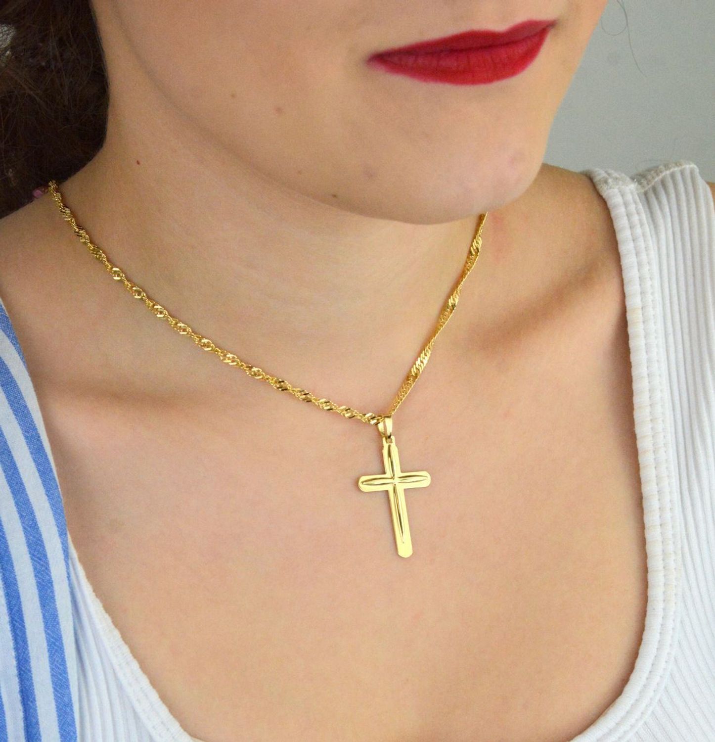 Zawieszka złota DIA-ZAW-13757-585 – krzyż zdobiony wzorem. Wymiary 4,0 cm x 2,2 cm, waga 2,06 g. Elegancka i dekoracyjna biżuteria religijna, idealna na prezent.11.jpg