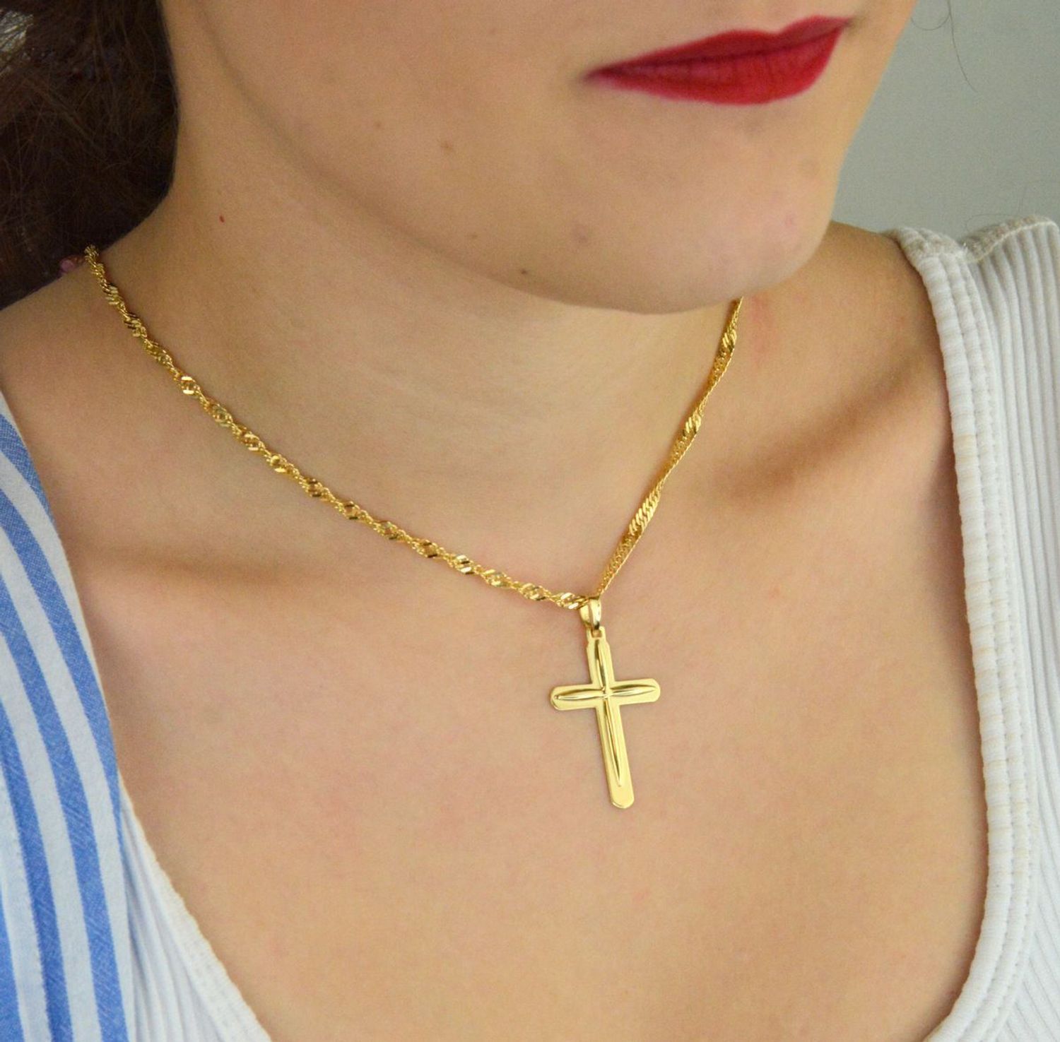 Zawieszka złota DIA-ZAW-13757-585 – krzyż zdobiony wzorem. Wymiary 4,0 cm x 2,2 cm, waga 2,06 g. Elegancka i dekoracyjna biżuteria religijna, idealna na prezent.11.jpg