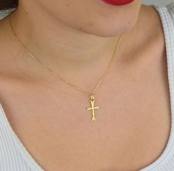 Zawieszka złota DIA-ZAW-13759-585 – krzyż grawerowany. Wymiary 2,5 cm x 1,3 cm, waga 0,44 g. Subtelna i elegancka biżuteria religijna, idealna na prezent (1).JPG