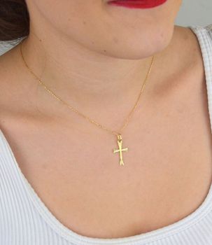 Zawieszka złota DIA-ZAW-13759-585 – krzyż grawerowany. Wymiary 2,5 cm x 1,3 cm, waga 0,44 g. Subtelna i elegancka biżuteria religijna, idealna na prezent (2).JPG