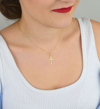 Zawieszka złota DIA-ZAW-13759-585 – krzyż grawerowany. Wymiary 2,5 cm x 1,3 cm, waga 0,44 g. Subtelna i elegancka biżuteria religijna, idealna na prezent (4).JPG