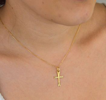 Zawieszka złota DIA-ZAW-13759-585 – krzyż grawerowany. Wymiary 2,5 cm x 1,3 cm, waga 0,44 g. Subtelna i elegancka biżuteria religijna, idealna na prezent (6).JPG