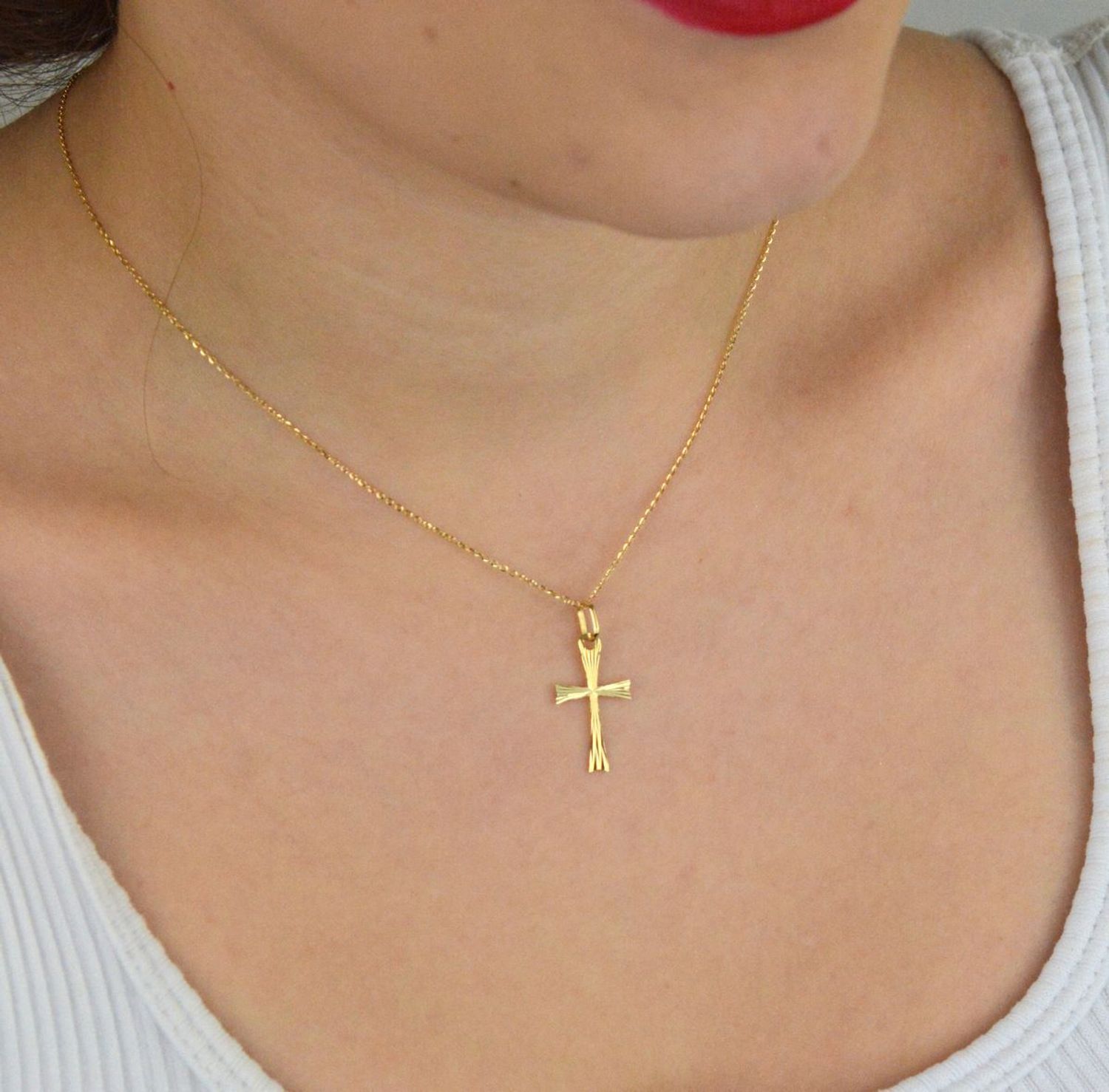 Zawieszka złota DIA-ZAW-13759-585 – krzyż grawerowany. Wymiary 2,5 cm x 1,3 cm, waga 0,44 g. Subtelna i elegancka biżuteria religijna, idealna na prezent.1.jpg