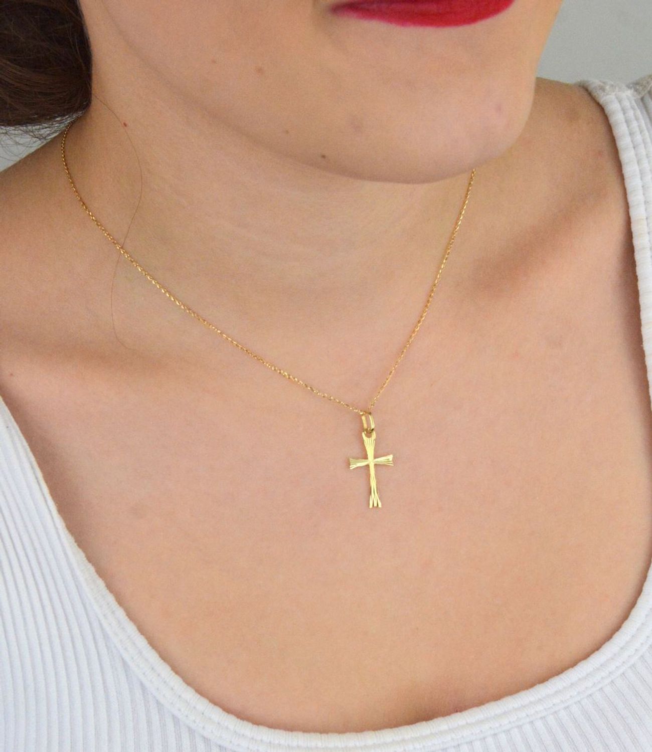 Zawieszka złota DIA-ZAW-13759-585 – krzyż grawerowany. Wymiary 2,5 cm x 1,3 cm, waga 0,44 g. Subtelna i elegancka biżuteria religijna, idealna na prezent.1.jpg