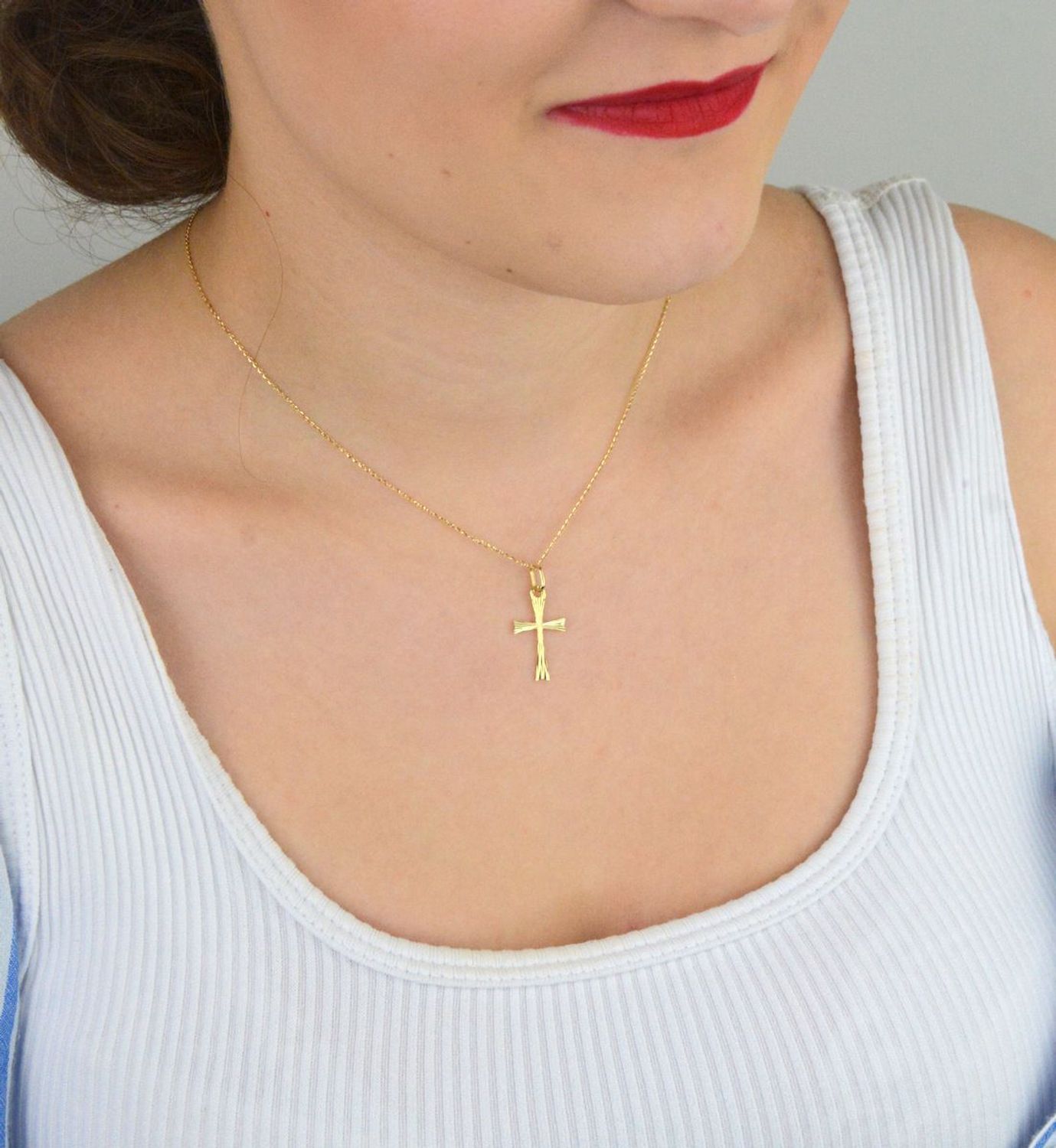 Zawieszka złota DIA-ZAW-13759-585 – krzyż grawerowany. Wymiary 2,5 cm x 1,3 cm, waga 0,44 g. Subtelna i elegancka biżuteria religijna, idealna na prezent.1.jpg