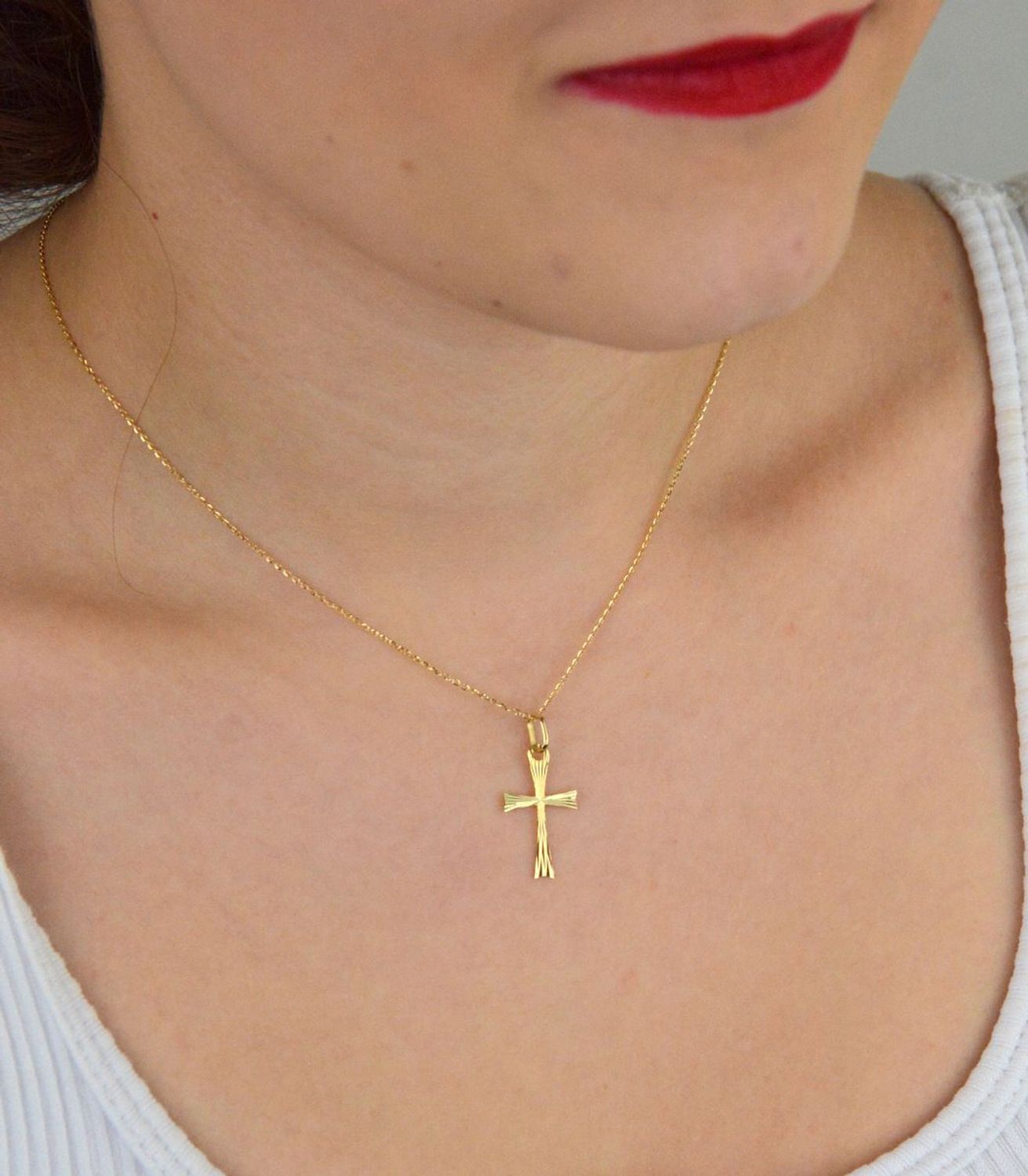 Zawieszka złota DIA-ZAW-13759-585 – krzyż grawerowany. Wymiary 2,5 cm x 1,3 cm, waga 0,44 g. Subtelna i elegancka biżuteria religijna, idealna na prezent.1.jpg