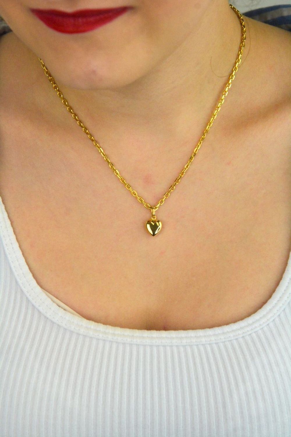 Zawieszka złota DIA-ZAW-13761-585 – wypukłe serduszko, gładka powierzchnia. Wymiary 1,7 cm x 0,9 cm, waga 0,94 g. Subtelny i elegancki dodatek idealny na prezent.1.jpg