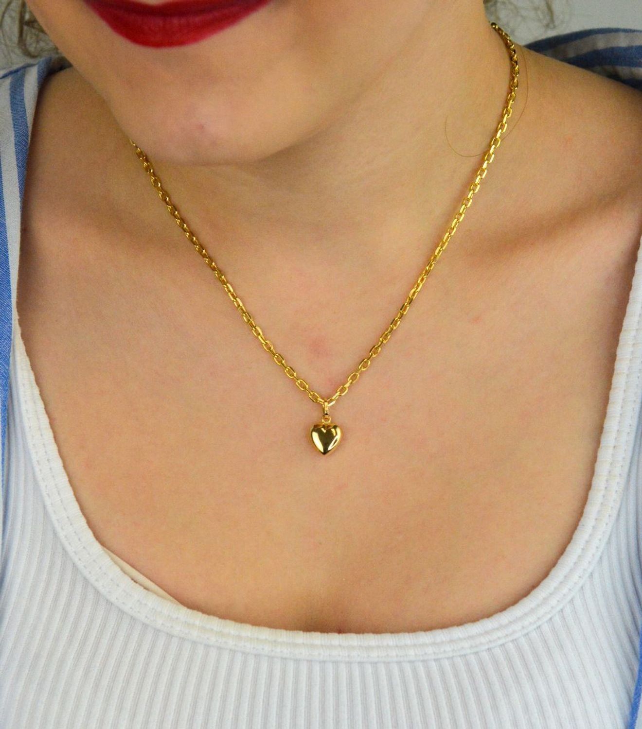 Zawieszka złota DIA-ZAW-13761-585 – wypukłe serduszko, gładka powierzchnia. Wymiary 1,7 cm x 0,9 cm, waga 0,94 g. Subtelny i elegancki dodatek idealny na prezent.1.jpg