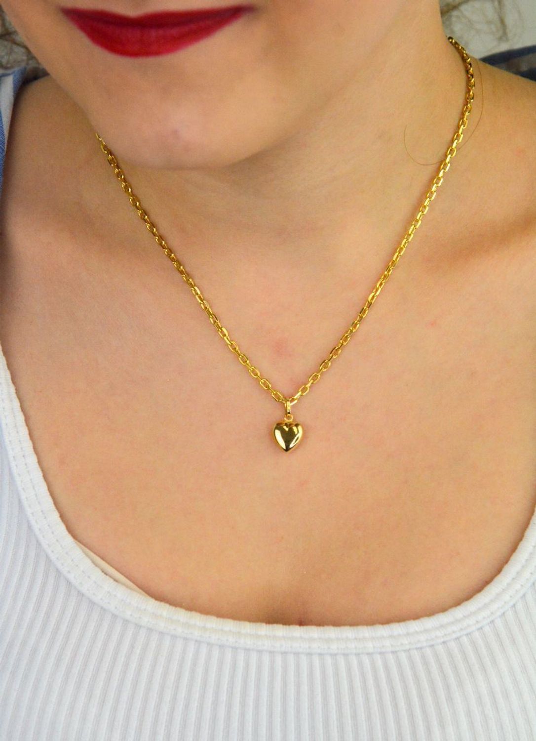 Zawieszka złota DIA-ZAW-13761-585 – wypukłe serduszko, gładka powierzchnia. Wymiary 1,7 cm x 0,9 cm, waga 0,94 g. Subtelny i elegancki dodatek idealny na prezent.1.jpg