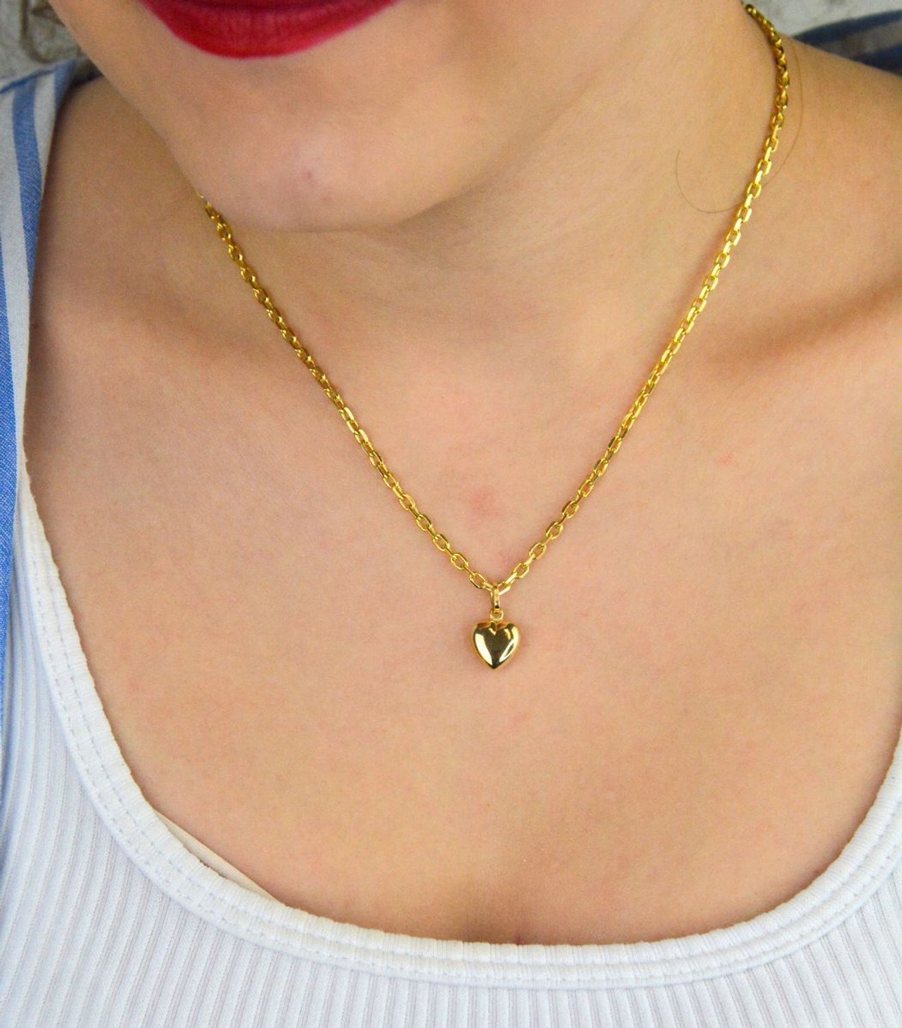 Zawieszka złota DIA-ZAW-13761-585 – wypukłe serduszko, gładka powierzchnia. Wymiary 1,7 cm x 0,9 cm, waga 0,94 g. Subtelny i elegancki dodatek idealny na prezent.1.jpg