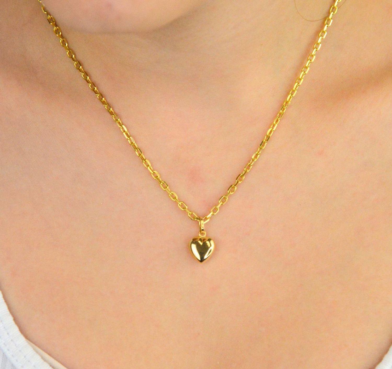 Zawieszka złota DIA-ZAW-13761-585 – wypukłe serduszko, gładka powierzchnia. Wymiary 1,7 cm x 0,9 cm, waga 0,94 g. Subtelny i elegancki dodatek idealny na prezent.1.jpg