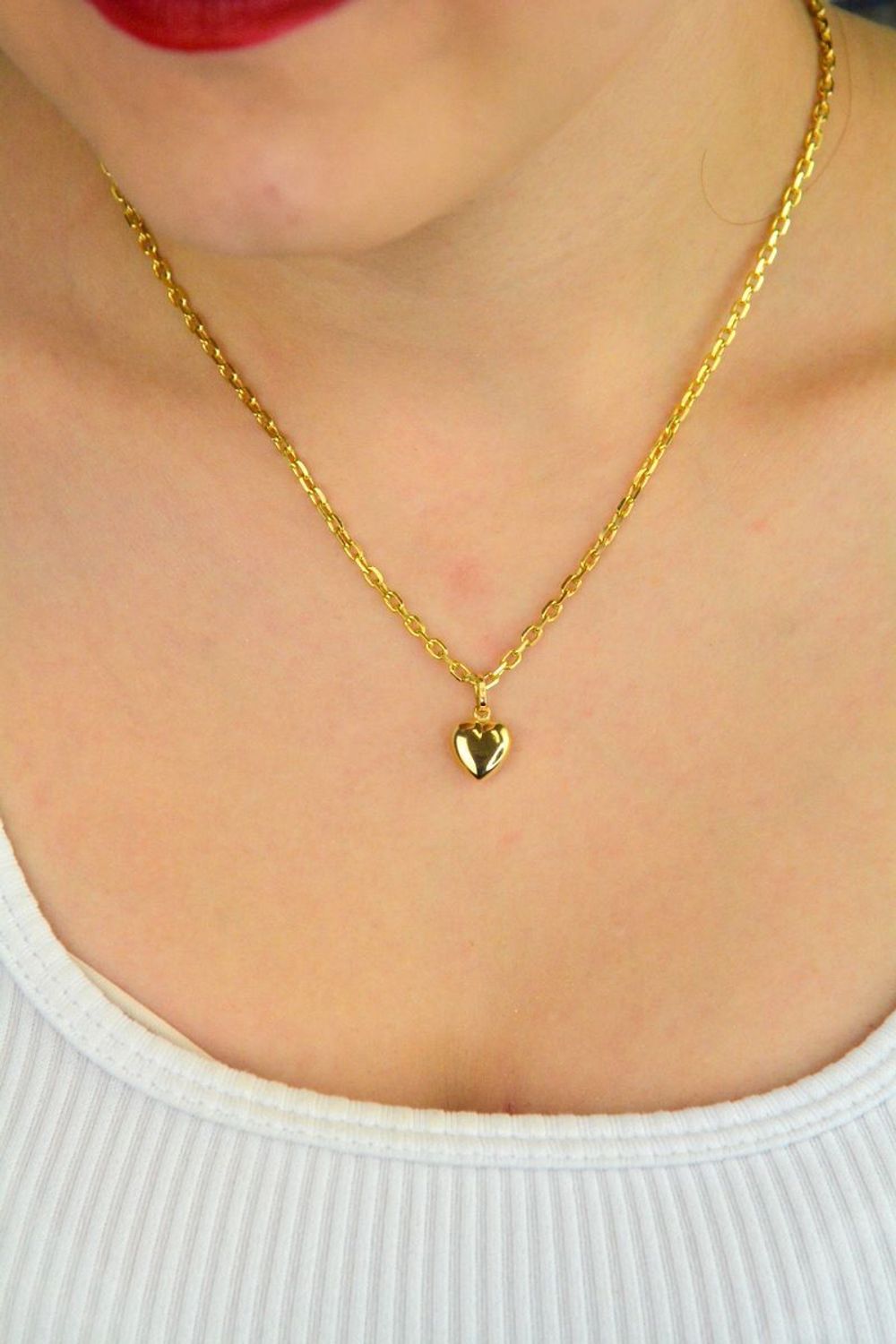 Zawieszka złota DIA-ZAW-13761-585 – wypukłe serduszko, gładka powierzchnia. Wymiary 1,7 cm x 0,9 cm, waga 0,94 g. Subtelny i elegancki dodatek idealny na prezent.1.jpg