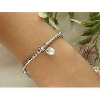 Elegancka zawieszka charms srebrna Ag 925 w kształcie węża oplecionego perłą, zdobiona drobnymi cyrkoniami. Długość 17 mm, szerokość 7 mm, waga 1,2 g, idealna do bransoletek i naszyjników.3.jpg