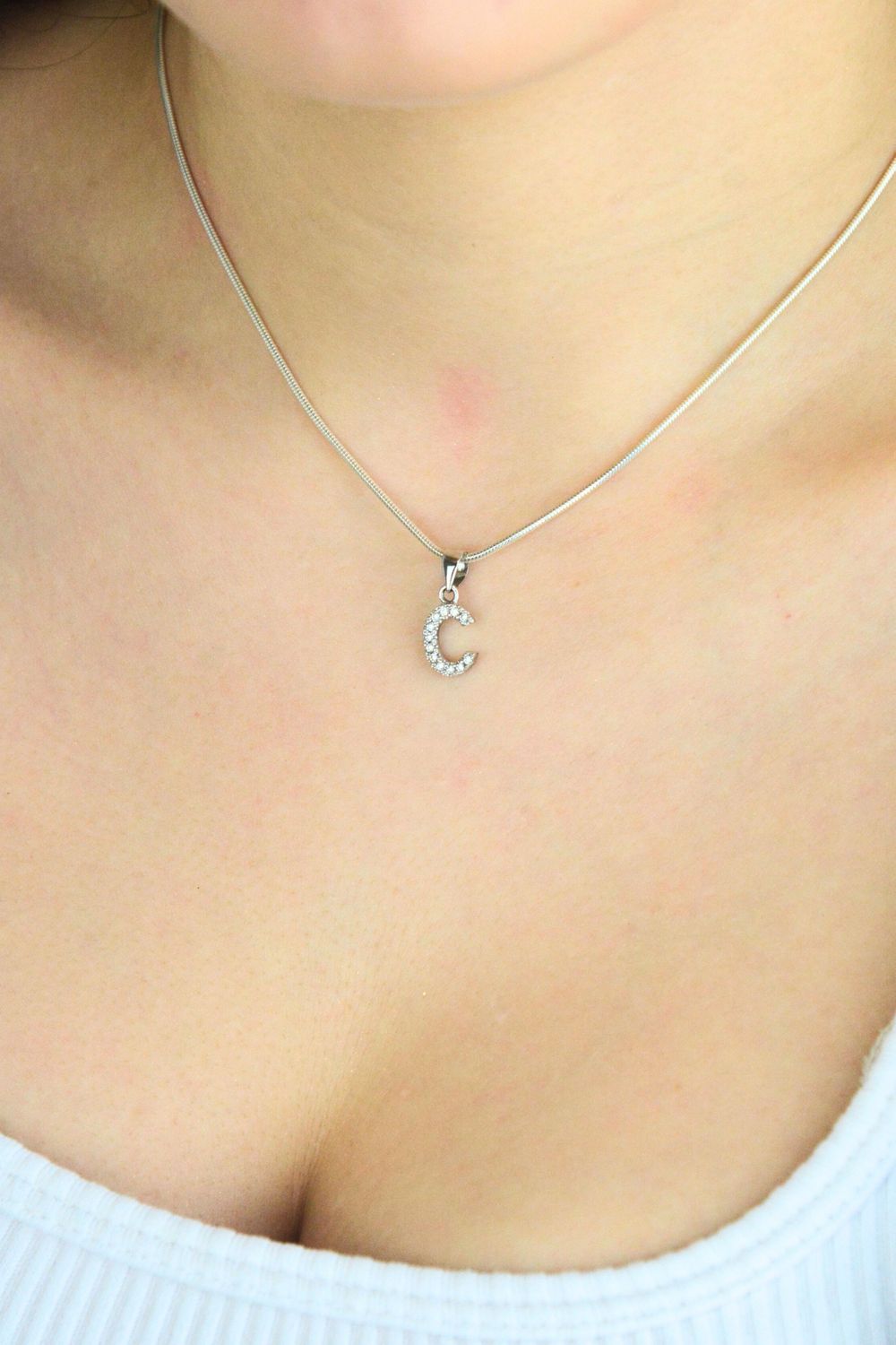 Srebrna damska zawieszka literka C próba 925 DIA-ZAW-13835-925, zdobiona cyrkoniami. Lekka 0,65 g, długość z oczkiem 1,7 cm, szerokość 7 mm. Subtelna, elegancka i idealna na prezent.1.jpg