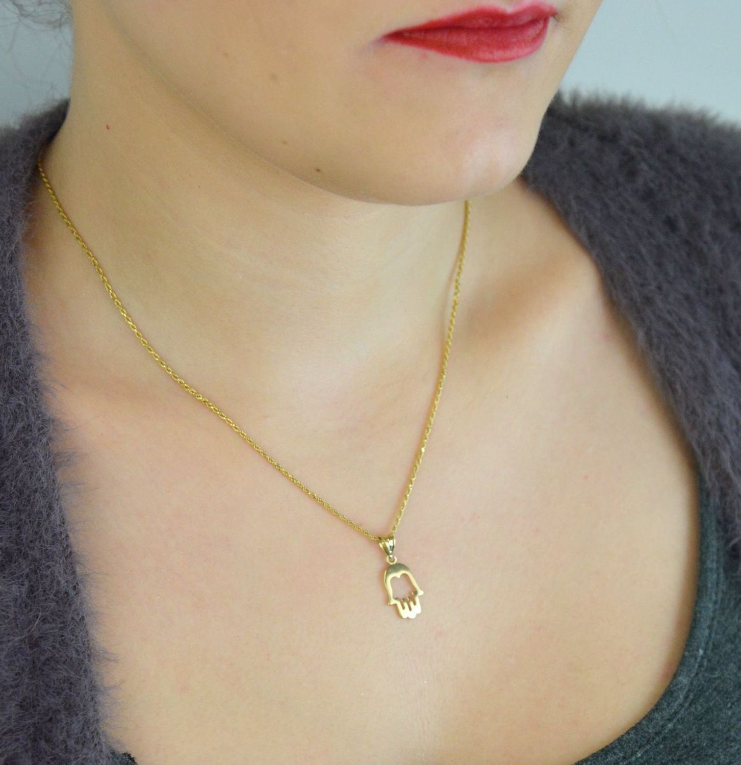 Minimalistyczna zawieszka złota Ręka Fatimy próby 585, pusta w środku. Wymiary 2,1×1,0 cm, waga 0,73 g. Lekki talizman i elegancki prezent.1.jpg