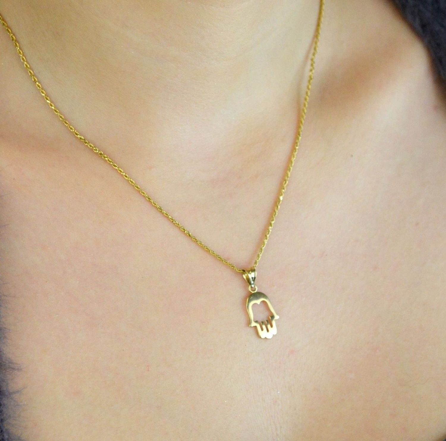 Minimalistyczna zawieszka złota Ręka Fatimy próby 585, pusta w środku. Wymiary 2,1×1,0 cm, waga 0,73 g. Lekki talizman i elegancki prezent.1.jpg