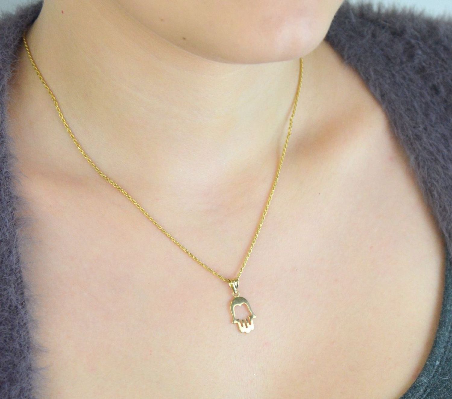 Minimalistyczna zawieszka złota Ręka Fatimy próby 585, pusta w środku. Wymiary 2,1×1,0 cm, waga 0,73 g. Lekki talizman i elegancki prezent.1.jpg