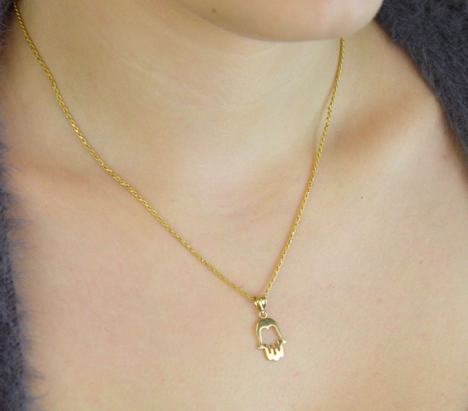 Minimalistyczna zawieszka złota Ręka Fatimy próby 585, pusta w środku. Wymiary 2,1×1,0 cm, waga 0,73 g. Lekki talizman i elegancki prezent.1.jpg