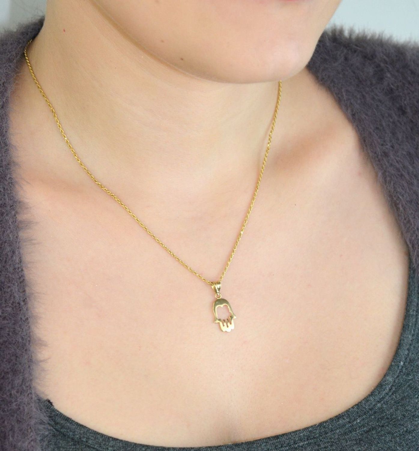 Minimalistyczna zawieszka złota Ręka Fatimy próby 585, pusta w środku. Wymiary 2,1×1,0 cm, waga 0,73 g. Lekki talizman i elegancki prezent.1.jpg