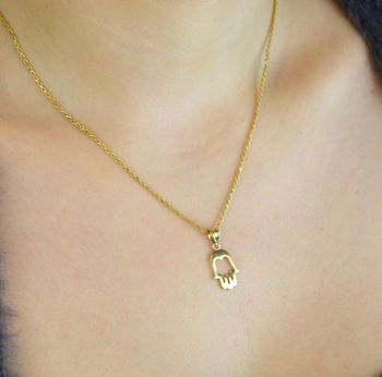 Minimalistyczna zawieszka złota Ręka Fatimy próby 585, pusta w środku. Wymiary 2,1×1,0 cm, waga 0,73 g. Lekki talizman i elegancki prezent (2).JPG