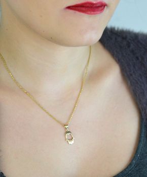 Minimalistyczna zawieszka złota Ręka Fatimy próby 585, pusta w środku. Wymiary 2,1×1,0 cm, waga 0,73 g. Lekki talizman i elegancki prezent (3).JPG