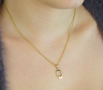 Minimalistyczna zawieszka złota Ręka Fatimy próby 585, pusta w środku. Wymiary 2,1×1,0 cm, waga 0,73 g. Lekki talizman i elegancki prezent (5).JPG