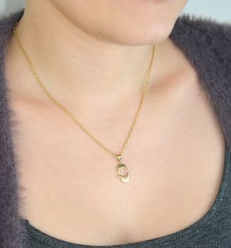 Minimalistyczna zawieszka złota Ręka Fatimy próby 585, pusta w środku. Wymiary 2,1×1,0 cm, waga 0,73 g. Lekki talizman i elegancki prezent (6).JPG