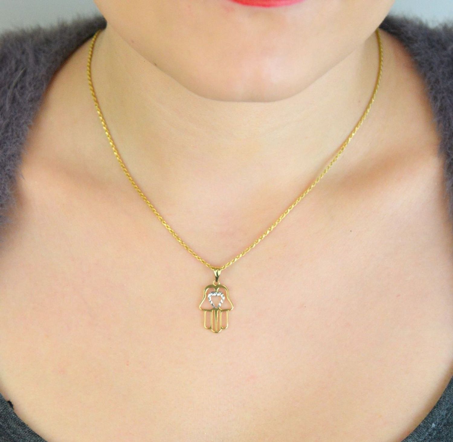 Elegancka zawieszka złota Ręka Fatimy próby 585, zdobiona sercem z białym złotem. Wymiary 2,5 cm × 1,3 mm, waga 0,76 g. Idealny talizman i prezent.1.jpg