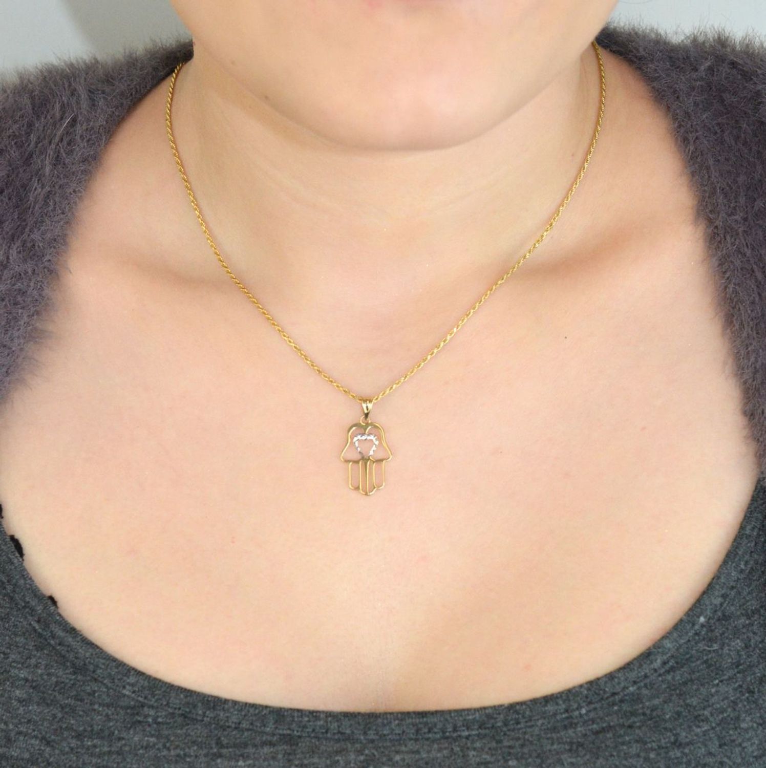 Elegancka zawieszka złota Ręka Fatimy próby 585, zdobiona sercem z białym złotem. Wymiary 2,5 cm × 1,3 mm, waga 0,76 g. Idealny talizman i prezent.1.jpg