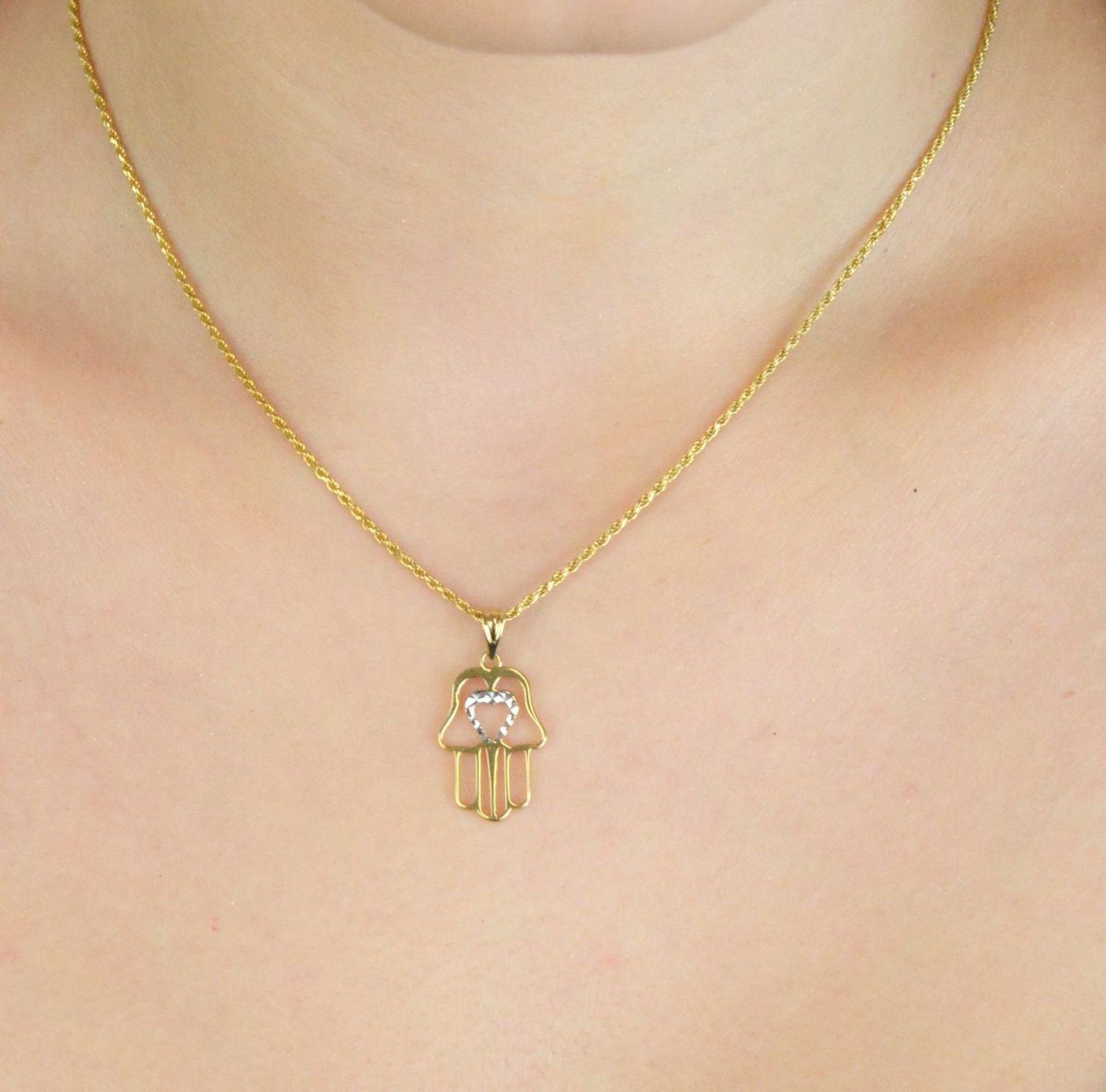 Elegancka zawieszka złota Ręka Fatimy próby 585, zdobiona sercem z białym złotem. Wymiary 2,5 cm × 1,3 mm, waga 0,76 g. Idealny talizman i prezent.1.jpg